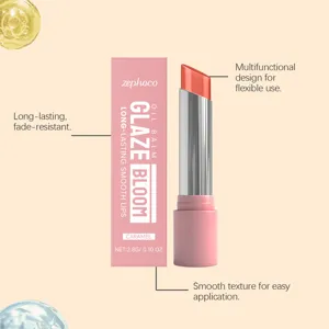 Λεπτομερής όψη του lip balm καραμέλας ZEPHOCO και της συσκευασίας με απαλή ενυδατική υφή.