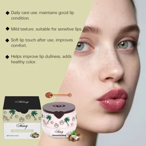Vista detallada de la mascarilla labial de coco con textura suave para el cuidado diario.