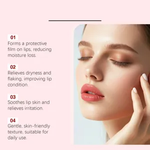 Détail en gros plan d'huile à lèvres hydratante montrant une texture lisse et douce.