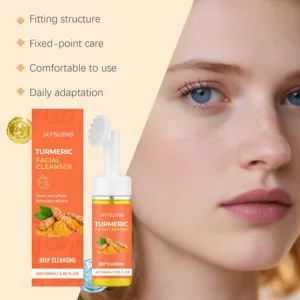 Détail du nettoyant facial au curcuma avec pompe brosse mousse et formule douce.