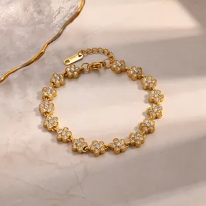 Detailansicht eines eleganten 18k vergoldeten Edelstahlarmbands mit funkelnden Strassblumen