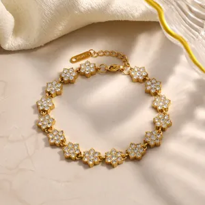 Detailansicht eines eleganten, 18k vergoldeten Edelstahlarmbands mit Blumenanhängern