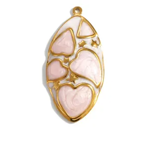 Gros plan d'un pendentif vintage en acier avec cœurs en émail rose et étoiles dorées.