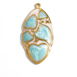 Vue détaillée d'un pendentif cœur vintage en acier inoxydable avec émail bleu