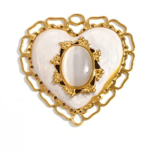 Vue détaillée du pendentif cœur vintage avec œil de chat blanc et bordure dorée