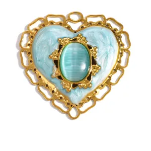 Vue détaillée d'un pendentif cœur vintage en acier avec émail bleu et œil de chat