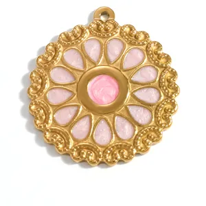 Vue détaillée d'un pendentif vintage en acier doré avec des pétales en émail rose brillant.