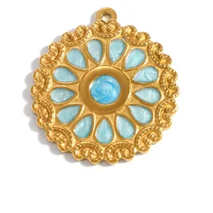 Vue détaillée d'un pendentif rond vintage avec émail bleu et finition en acier doré.