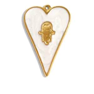 Pendentif cœur vintage en acier inoxydable avec incrustation d'émail blanc et détails dorés