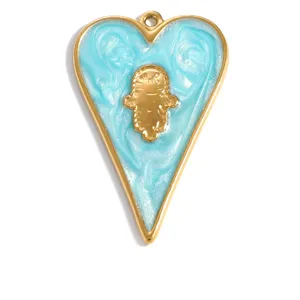 Gros plan d'un pendentif en forme de cœur en émail bleu avec un motif de chat doré