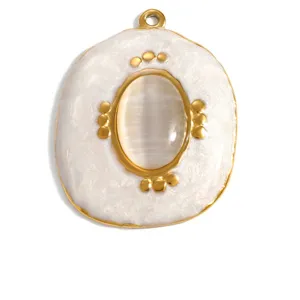 Vue détaillée d'un pendentif vintage en émail blanc avec une pierre œil de chat centrale