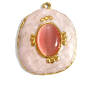 Gros plan d'un pendentif vintage en acier inoxydable avec émail rose et œil de chat
