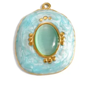 Détail du pendentif vintage en acier inoxydable avec émail bleu et pierre œil de chat.