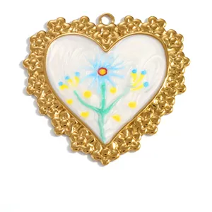 Détail d'un pendentif coeur vintage en acier inoxydable avec émail floral coloré