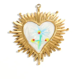 Vue détaillée d'un pendentif cœur en acier inoxydable doré avec motif coloré en émail