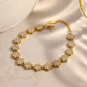 Detailansicht eines 18K vergoldeten Blumenarmbands aus Edelstahl mit weißen Steinen