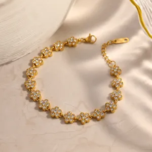 Detailansicht eines 18 Karat vergoldeten Edelstahl-Blumenarmbands mit klaren Kristallen
