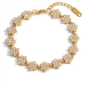 Nahaufnahme eines eleganten Blumen-Gliederarmbands mit Strass und 18-Karat-Vergoldung