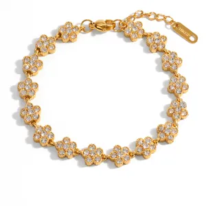 Detailansicht eines vergoldeten Blumenarmbandes mit funkelnden Zirkoniasteinen.