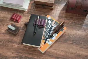 Handgefertigter Echtleder Stifthalter Clip für Notizbücher und Zeitschriften Details.