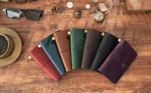 Set de cuadernos de viaje de cuero artesanal en varios colores con banda elástica y cierre.