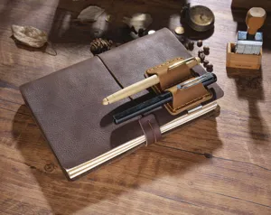 Echtes Leder Notizbuch im Vintage-Stil mit Doppel-Stiftesthalter und edler Retro-Optik.