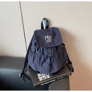 Detailansicht des navyblauen Nylonrucksacks mit MUTING-Logo und Kordelzugverschluss