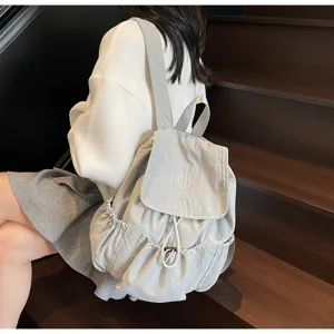 Lässiger hellgrauer Nylon-Rucksack mit Kordelzug und 'MUTING'-Stickerei