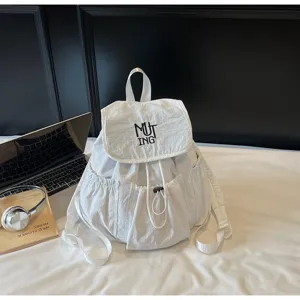 Detailansicht des stilvollen weißen Nylon-Rucksacks mit Kordelzug und Stickerei-Logo