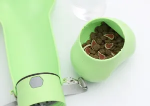 Tragbare Haustier Wasserflasche Detail, gruene Hundetraenke mit Gurt fuer Hunde.