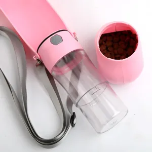 Detailansicht der rosa tragbaren Haustier-Wasserflasche mit Tragegurt und Futterbecher.