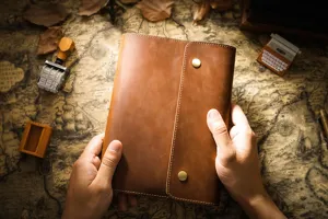Nahaufnahme des braunen Echtleder Notizbuch Umschlags im Vintagestil mit feinen Nähten