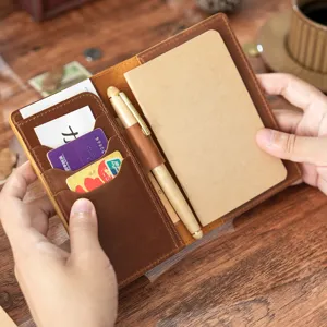 Handgefertigtes Echtleder Reise Journal Notizbuch mit Kartenfächern und Stiftehalter für Planung.