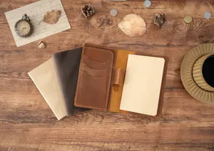 Vintage handgemachte Rindsleder Notizbuchhülle im Retro-Stil mit Kartenfächern und Einlagen.