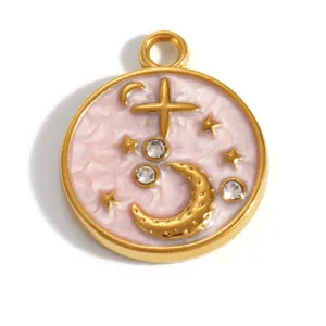 Dettaglio ravvicinato di un ciondolo rotondo in smalto rosa con design dorato di luna e stelle