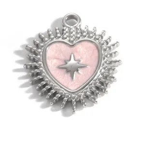 Dettaglio di un ciondolo a cuore in acciaio inossidabile con smalto rosa e stella.