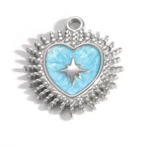 Vista macro dettagliata di un ciondolo a cuore in argento con smalto azzurro e una stella