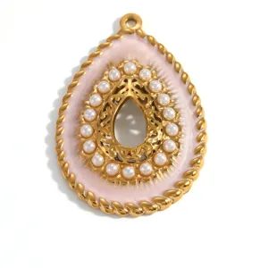 Dettaglio del pendente in acciaio a goccia con smalto rosa e perle bianche