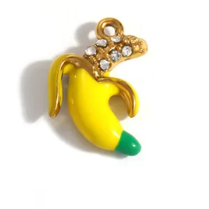 Primo piano di un ciondolo a banana in acciaio inox con smalto giallo e strass.