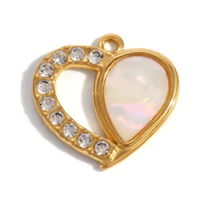 Dettaglio di un ciondolo a cuore in acciaio inox con inserto in conchiglia e strass.