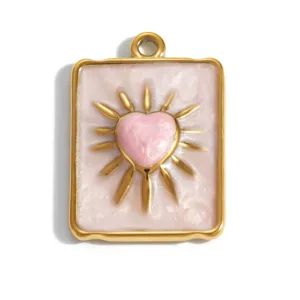 Ciondolo rettangolare in acciaio dorato con cuore in smalto rosa e raggi solari