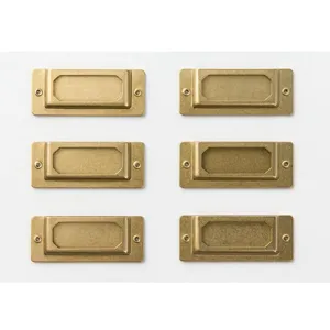 Detailansicht antiker Messing Etikettenhalter, Vintage Schubladen Schildchen Basteln.