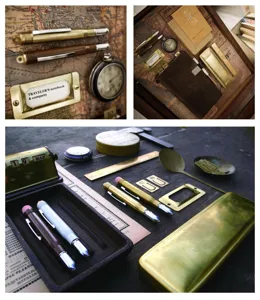 Vintage Messing Etikettenschild und TN Notizbuch Zubehoer Details, Retro Schreibwaren Flatlay.