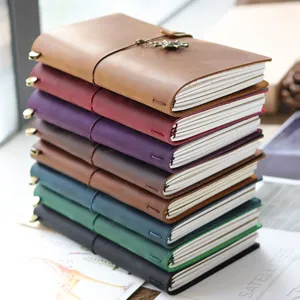 Carnet de voyage en cuir veritable vintage agenda journal avec elastique et pendentif.