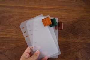 Doorzichtige PP ordner scheidingswand met lederen penlus, mat ringband index.