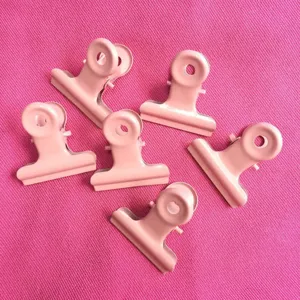 Detailansicht süßer rosa Metall-Büroklammern, ideal für Papiersortierung und Snackversiegelung.