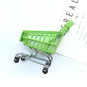 Vue detaillee d'un mini chariot vert, ideal pour la decoration et les accessoires photo.