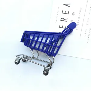 Mini chariot de courses bleu comme rangement de bureau et accessoire photo mignon.