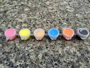 Detailansicht von 3ml 6-teiligen Acrylfarben im Set in bunten Farben für Bastelarbeiten.
