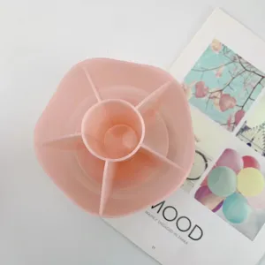 Organisateur de bureau rotatif à 6 compartiments, porte-stylo rose et boîte de rangement.